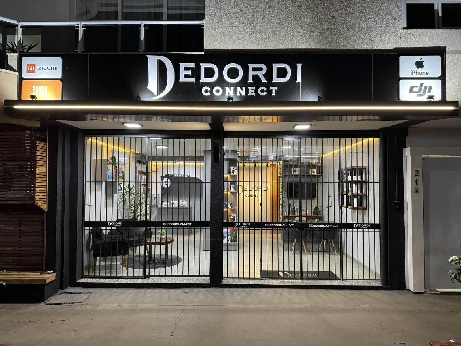 Fachada iluminada da Dedordi Connect à noite