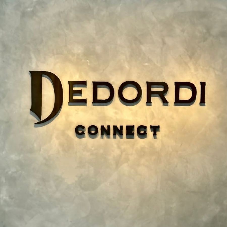 Letreiro Dedordi Connect iluminado dentro da loja